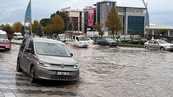 Malatya’da sarı kodlu yağış alarmı: Çevre yolu sular altında kaldı, trafik felç oldu