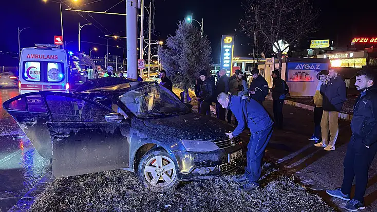 Malatya–Elazığ karayolunda otomobil Trambüs direğine çarptı: 1 yaralı