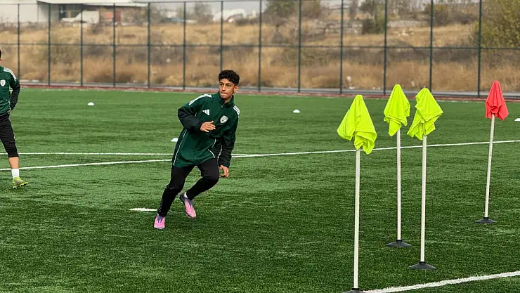 14 Yaşındaki Yetenek A Takım Sahnesinde: Emir Süleyman Ataş İlk Antrenmanına Çıktı