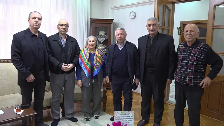 51 Yıl Sonra Duygusal Buluşma: Eski Öğrencilerinden Emekli Öğretmene Sürpriz Ziyaret