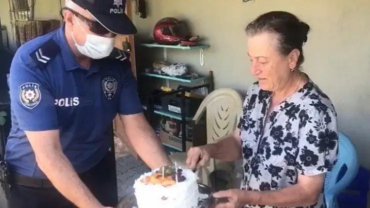 61 Yaşında Liseyi Bitiren Hatice Anneye, Doğum Günü Sürprizi