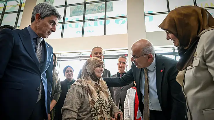 88 Yaşında Okuma-Yazma Öğrendi, Kitap Fuarının Onur Konuğu Oldu