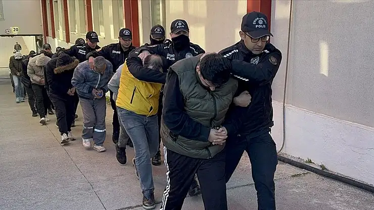 Adana merkezli 'Sibergöz-21' operasyonu kapsamında yakalanan 21 zanlı tutuklandı