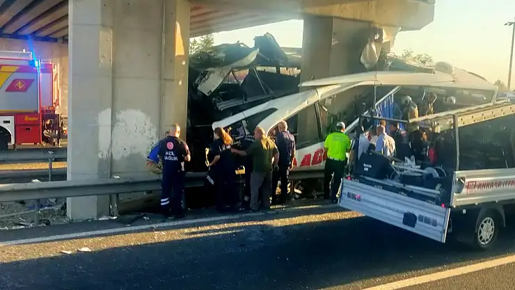 Ankara'da yolcu otobüsü üst geçide çarptı: 9 ölü, 26 yaralı