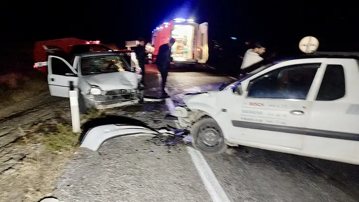 Arguvan Yolunda Korkunç Çarpışma: 2 Kişi Yaralandı
