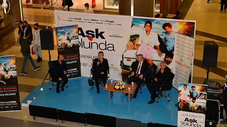 ''Aşk yolunda''filminin oyuncularıyla söyleşi etkinliği