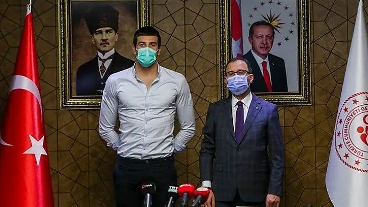 Avrupa rekorları kıran milli sporcu Emre Sakçı'yı kabul etti.