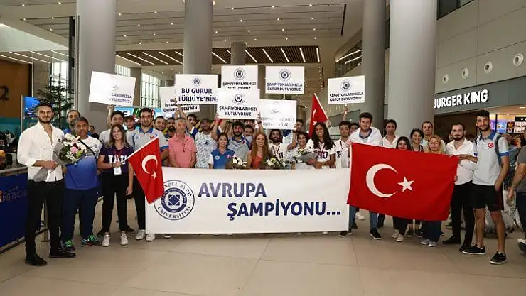 Avrupa şampiyonu İAÜ Kadın Tenis Takımı, yurda döndü