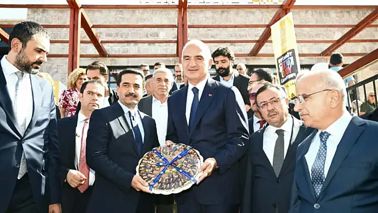 Bakan Ersoy, Arslantepe Karşılama Merkezi Açılışında Battalgazi Belediyesi Seramik Standını Ziyaret Etti