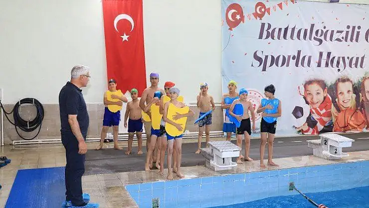 Başkan Güder, Yüzme Öğrenen Gençleri Ziyaret Etti