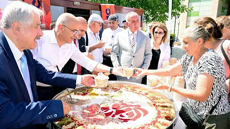 Başkan Sami Er Aşure Dağıtım Programı'nda Vatandaşlarla Bir Araya Geldi