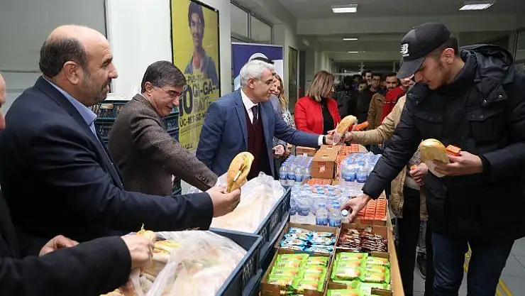 Battalgazi Belediyesi'nden Öğrencilere Sandviç İkramı
