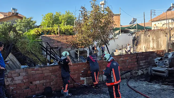 Battalgazi'de Tek Katlı Evde Yangın: Ev ve Traktör Kül Oldu