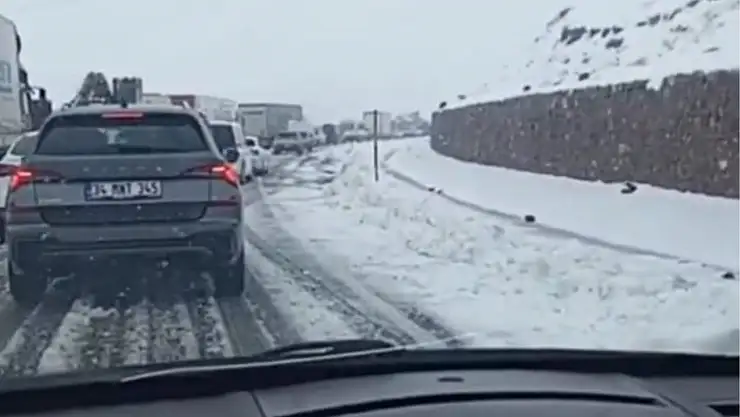 Bingöl-Erzurum yolunda mayıs ayında kar yağışı