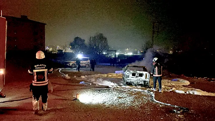 Boş Arazide Araç Yangını: Piknik Tüpü Son Anda Patlamadan Çıkarıldı