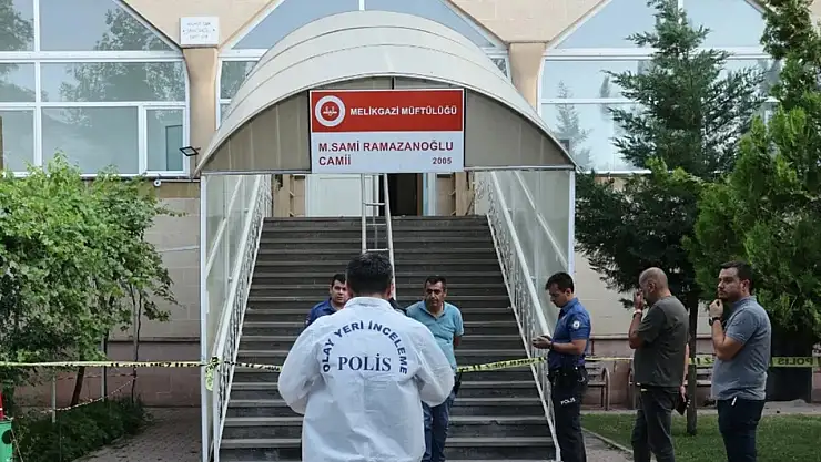 Böylesi Ne Duyuldu, Ne Görüldü: 'Camide namaz kılarken boğazından bıçaklanarak öldürüldü'