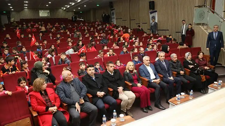 'Bremen Mızıkacıları' isimli tiyatro gösterisi çocuklardan yoğun ilgi gördü