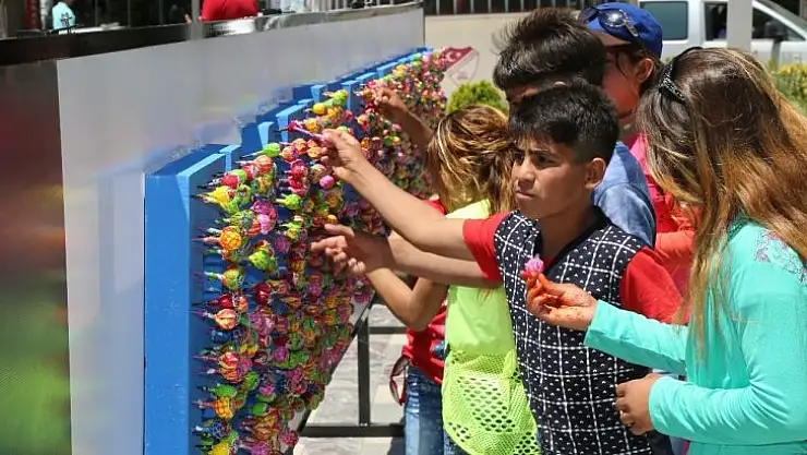 Çocuklar, Bayram  Şekerleriniz Belediyeden