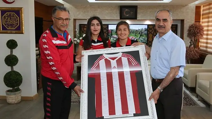 Gazi Lisesi Bayan Futbol Takımından Başkan Aydın'a Ziyaret