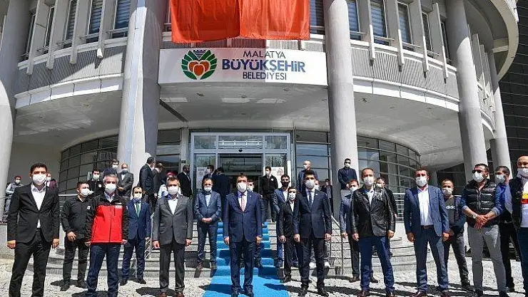 Büyükşehir Belediyesi kendi elemanları ile evlere maske dağıtıyor