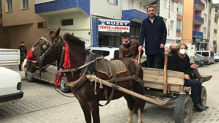 CHP İl Başkanı Kiraz, at arabasına binerek, akaryakıt zamlarını protesto etti.