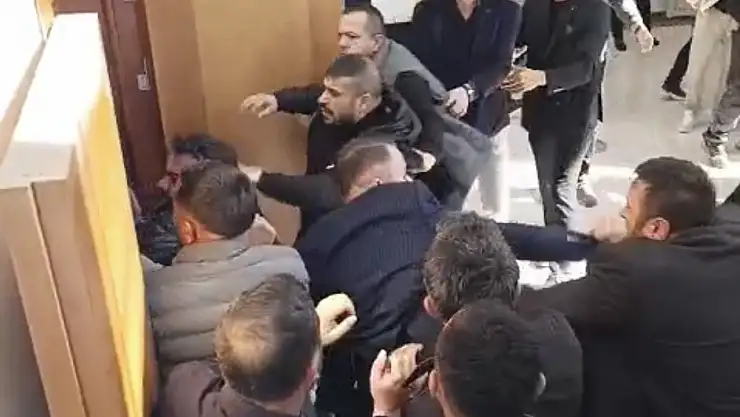 CHP Malatya İl Kongresinde Kavga Çıktı: Yumruklar Havada Uçuştu