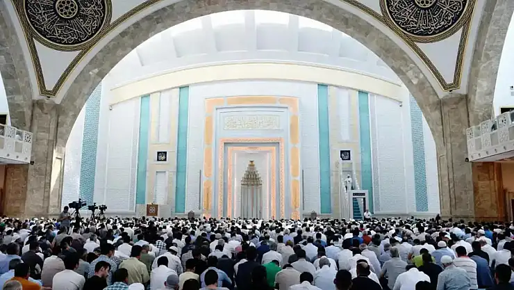 Cuma hutbesi: İnsan kâinatın gözbebeği