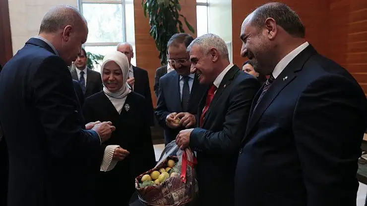 Cumhurbaşkanı Erdoğan'a Kayısı İkramı