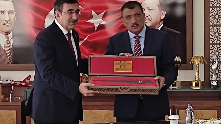 Cumhurbaşkanı Yardımcısı Yılmaz, Malatya Valiliği ve Büyükşehir Belediyesini ziyaret etti