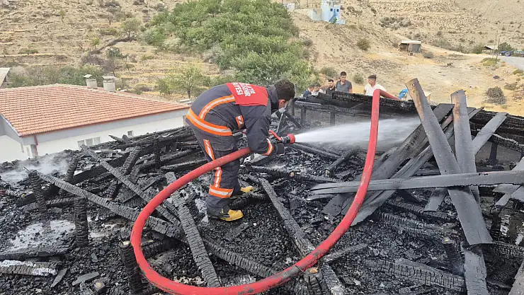 Darende'de İnşaat Halindeki Apartmanın Çatısında Yangın