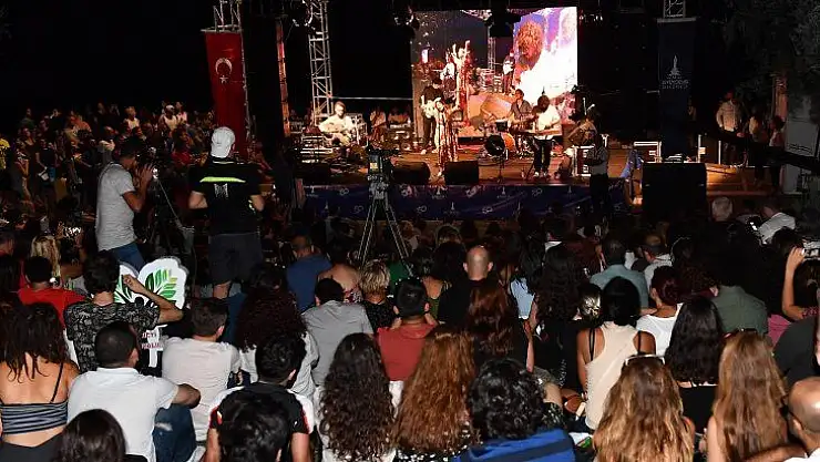 Denize karşı müzik keyfi