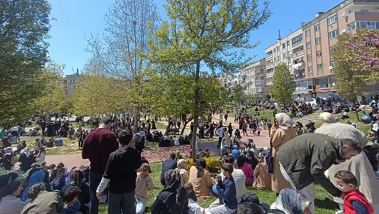 Deprem korkusuyla park ve bahçelere akın ettiler
