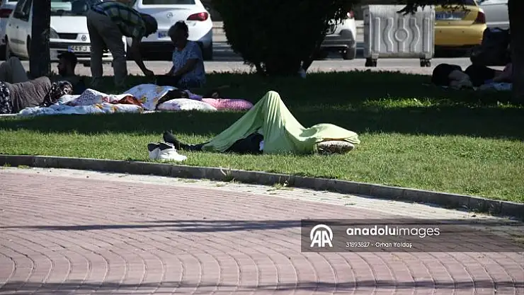 Deprem nedeniyle bazı vatandaşlar parklarda sabahladı