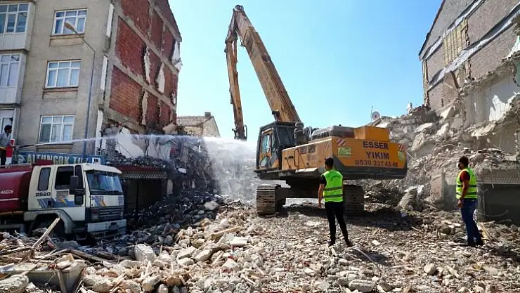 Deprem Sonrası Yıkım Çalışmaları Devam Ediyor