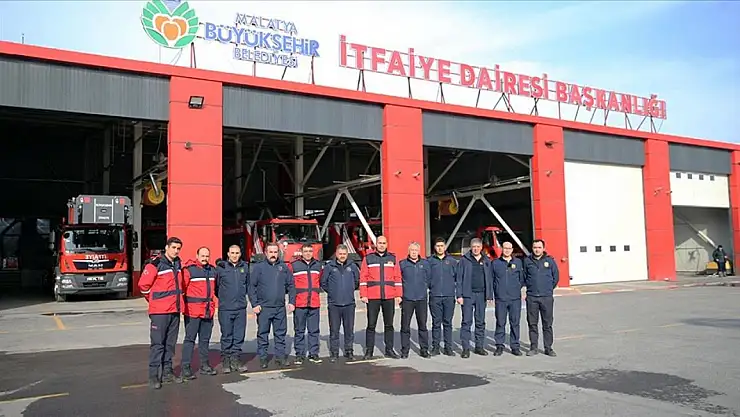 Depremde 500'den fazla kişiyi enkazdan çıkaran itfaiyeciler can kurtarmaya devam ediyor