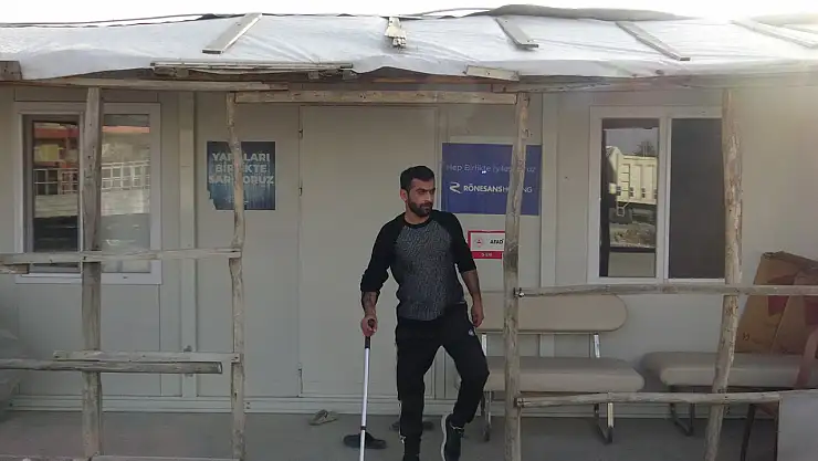 Depremde annesi ve kardeşini kaybeden engelli gencin tek isteği bir işe yerleşmek