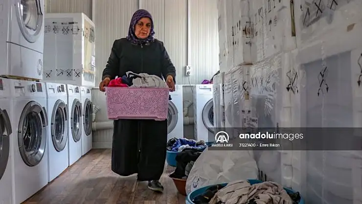 Depremde evi yıkılan kadın, konteyner çamaşırhanede afetzedelere hizmet veriyor
