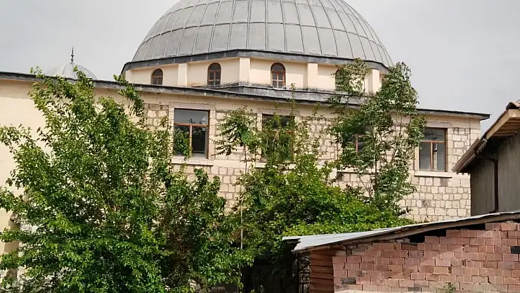 Depremde hasar alan tarihi cami ayağa kaldırılıyor