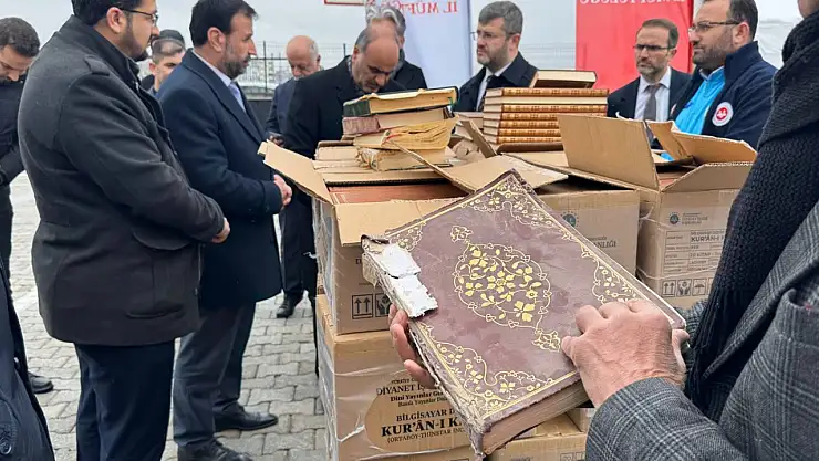 Depremde hasar gören Kur'an-ı Kerim'ler yenileniyor