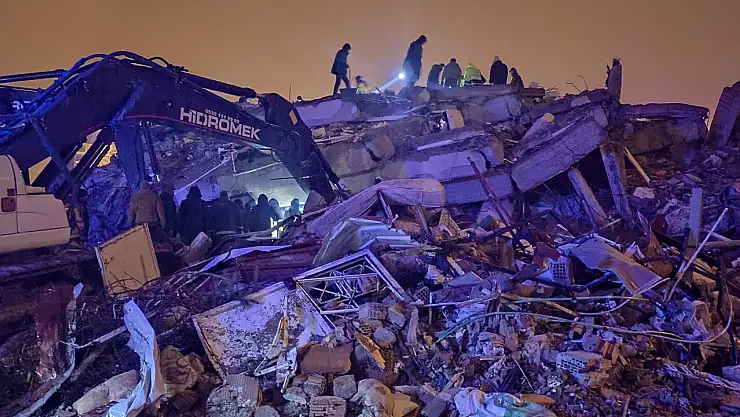 Depremde yıkılan sitede şok iddia: Mobilya mağazası tadilatlarında kolonlar zarar gördü