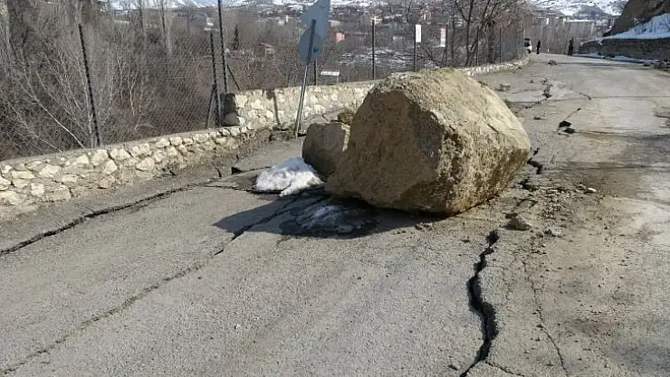 Depremle Oluşan Heyelanda Dev Kayalar Yola Düştü