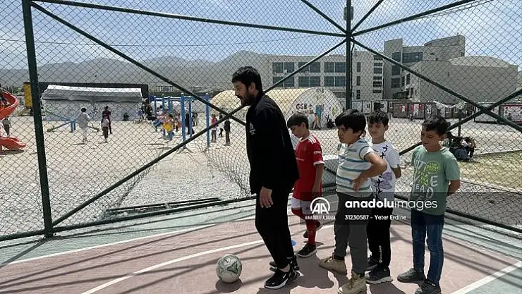 Depremzede antrenörlerden konteyner kentteki afetzede çocuklara futbol eğitimi
