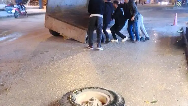 Dilek'te Bozulan Yollar Tepki Çekiyor: Traktörün Tekerleği Yerinden Fırladı