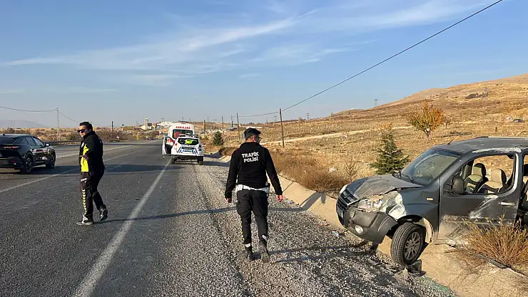 Doğanşehir'de Hafif Ticari Araç Takla Attı: 1 Yaralı