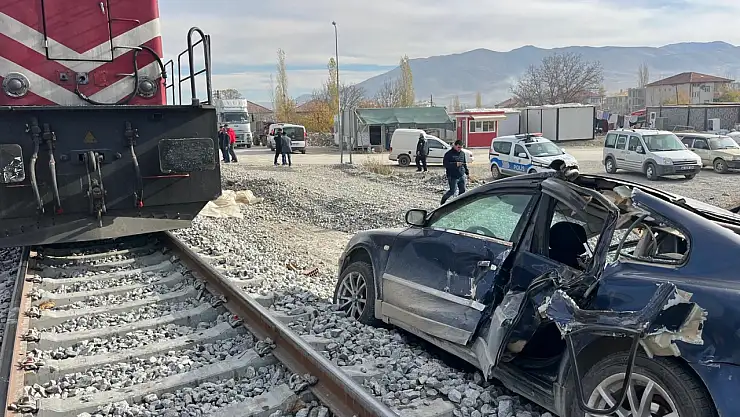 Doğanşehir'de Lokomotif Otomobile Çarptı: İki Kişi Mucizevi Şekilde Kurtuldu