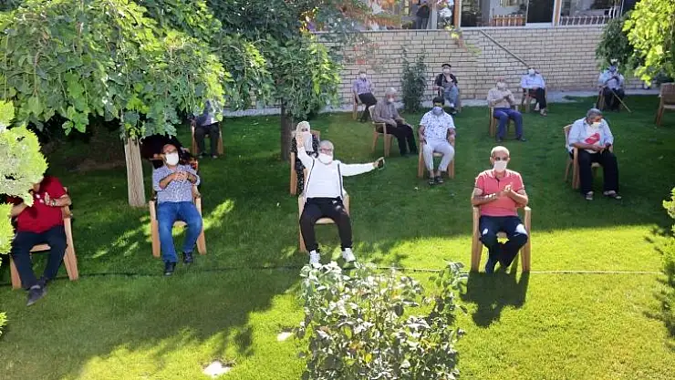 Elazığ Belediyesi Kürsübaşı Ekibinden Yaşlılara Özel Konser