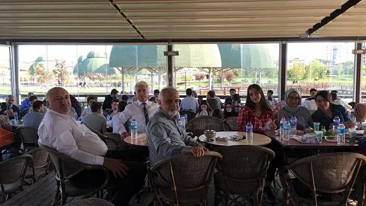 Elazığ Belediyesi'nden Üniversite Öğrencilerine Şehir Turu