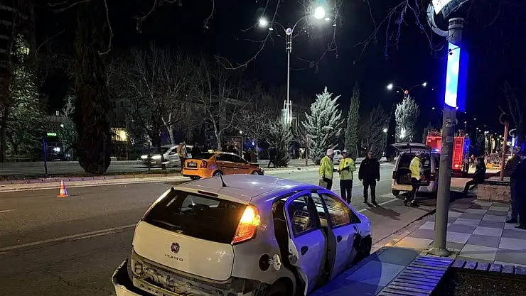 Elazığ'da 4 aracın karıştığı kazada 2 kişi yaralandı