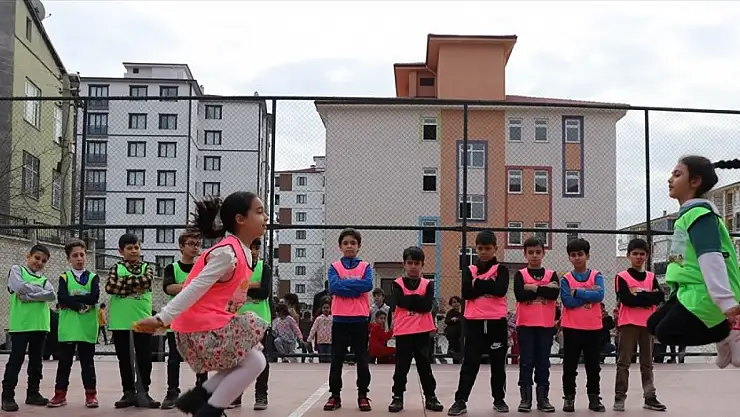 Elazığ'da ilkokul öğrencileri geleneksel oyunlarla buluşuyor