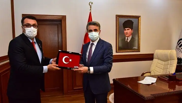 Gazi Ve Şehit Yakınlarından Vali Baruşa Plaket